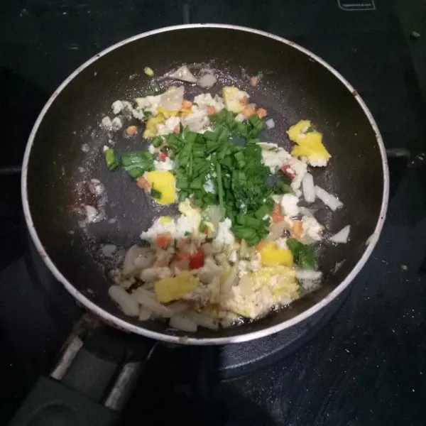 Orek telur, daun kucai, sedikit garam dan kaldu jamur.