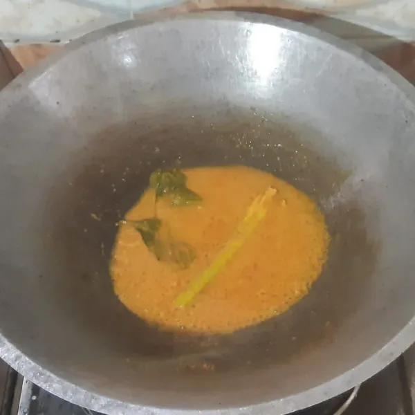 Tuang sedikit minyak goreng, masukkan bumbu halus, serai, daun salam dan daun jeruk. Tumis bumbu halus hingga matang (bumbu harum, berubah warna dan mengental).