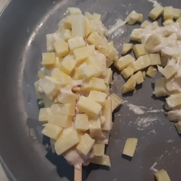 Balurkan pada potongan kentang sambil ditekan supaya kentang menempel.