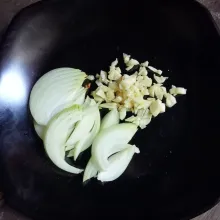 Iris bawang bombay dan cincang bawang putih.