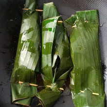 Panggang di wajan/pan beri sedikit minyak (5 sdm) agar daun tidak ikut gosong saat proses memasak. Panggang hingga matang dan daun layu. Sajikan.