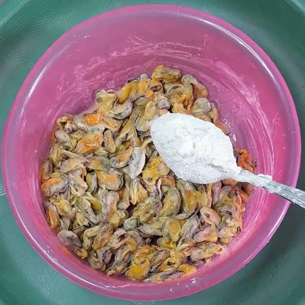 Tambahkan tepung kering