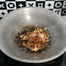Tambahkan kecap manis, gula merah, gula pasir, garam dan kaldu bubuk, tuang sedikit air.