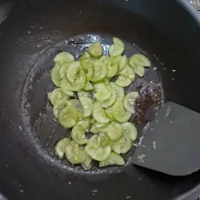 Masukkan timunnya. Tumis sebentar saja.