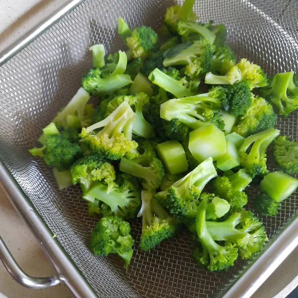 Cuci bersih brokoli dengan air menggalir. Brokoli siap diolah.