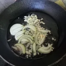 Tumis bawang putih dan bawang bombay hingga harum.