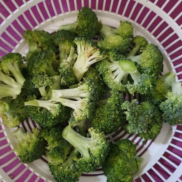 Potong-potong brokoli, buang bonggolnya.