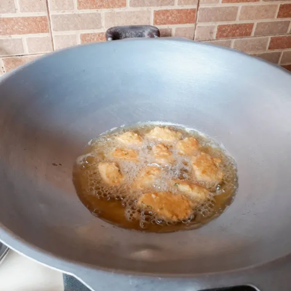 Ambil adonan dengan sendok, goreng dalam minyak panas api sedang hingga matang kecoklatan, angkat dan tiriskan.