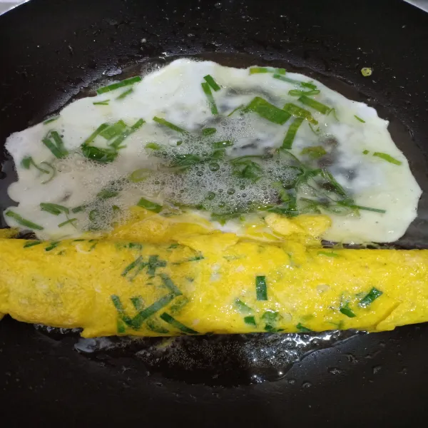 Jika kuning telur habis, lanjutkan dengan putih telur dan lakukan berulang seperti sebelumnya sampai telur habis.