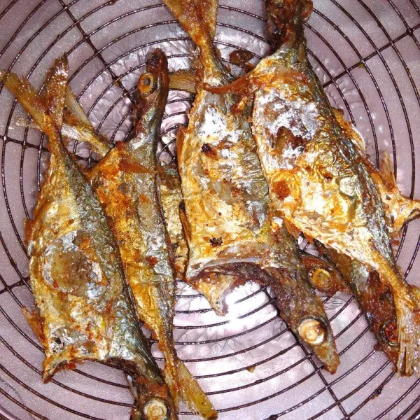 Angkat dan tiriskan.