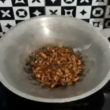 Aduk rata semua bumbu hingga tercampur rata. Koreksi rasanya.