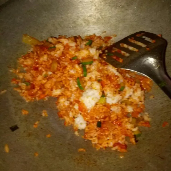 Kemudian masukan nasi, aduk sampai semua nasi tercampur dengan bumbu. Tes rasa dan jika sudah pas, angkat dan sajikan bersama telur ceplok. Berikan taburan irisan nori, wijen, dan daun bawang.
