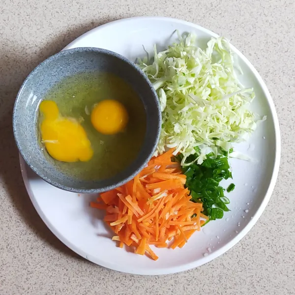 Siapkan bahan sayur dan telur