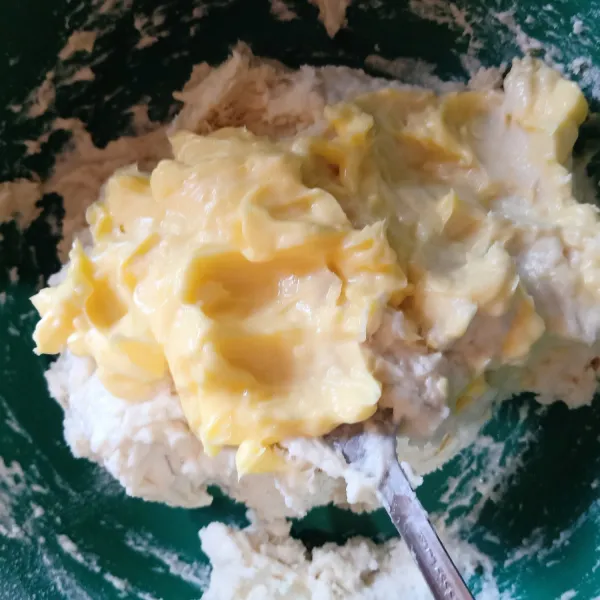 Tambahkan margarin dan garam, uleni adonan hingga kalis. Jika adonan sedikit lengket, taburi tepung sedikit untuk merapikannya.