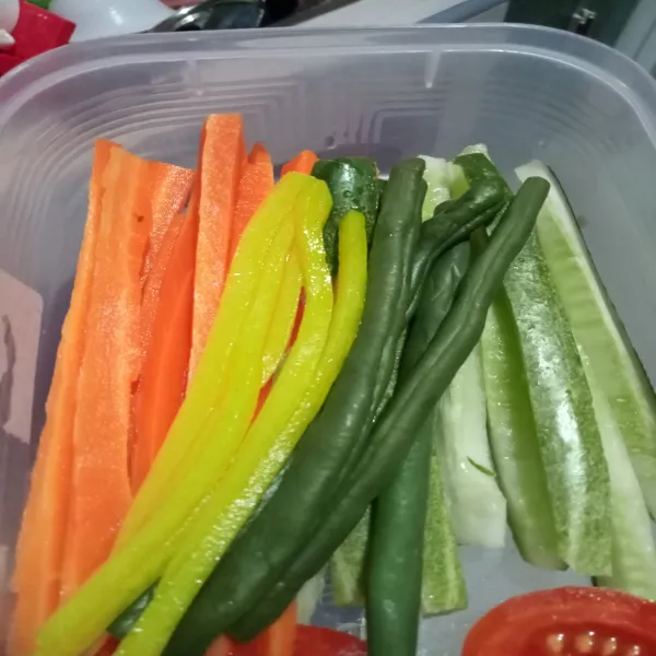 Potong wortel dan timun memanjang dengan ketebalan ½ cm, lalu rebus bersama buncis sampai empuk. Untuk timun buang bijinya. Lalu siapkan bahan lainnya.