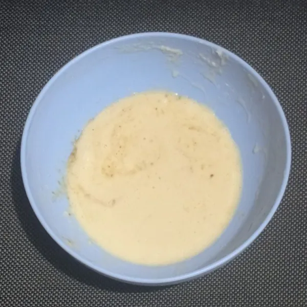 Campur tepung terigu, telur dan air. Aduk rata dan beri bumbu garam, kaldu bubuk, dan lada bubuk.