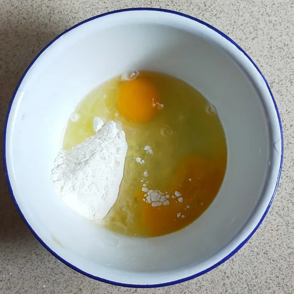 Siapkan wadah, campurkan telur dan tepung terigu.