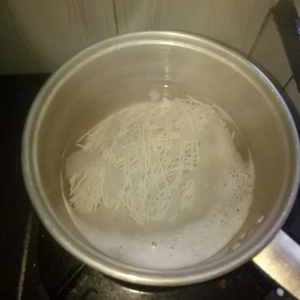 Rebus mie gandum di air mendidih selama 2 menit, angkat dan tiriskan.