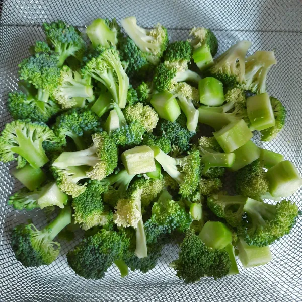 Jika ingin dimasak, petiki brokoli sesuai kuntumnya. Ukurannya bisa disesuaikan dengan menu masakannya dan selera masing-masing.