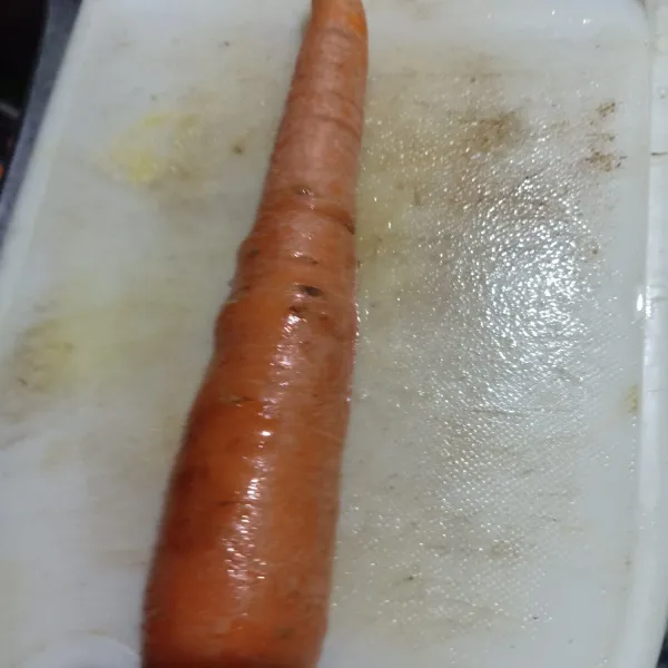 Siapkan wortel lalu kupas kulitnya
