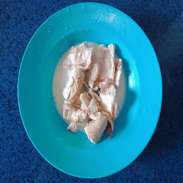 Marinasi ayam yang sudah direbus dengan susu dan sejumput garam. Simppan dalam frezer sebentar sembari membuat saus.