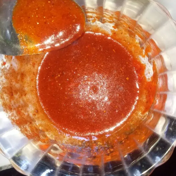 Campur jadi satu bahan saus gochujang, aduk rata.