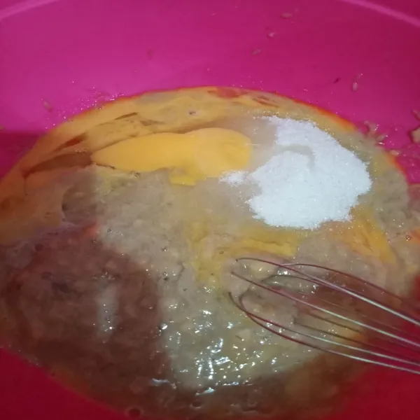 Masukkan gula, susu kental manis dan telur lalu aduk menggunakan whisk.