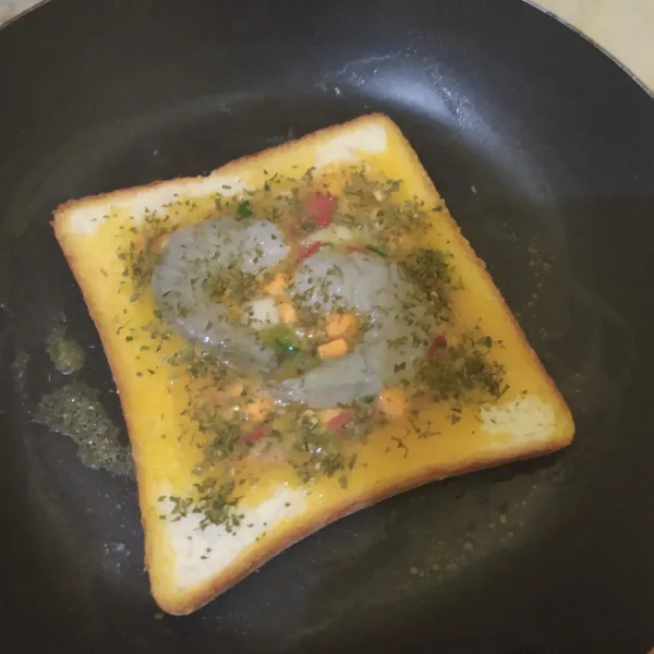 Tuangkan adonan telur, lalu beri udang dan taburkan parsley secukupnya. Setelah bagian bawah matang, lalu balik. Tunggu bagian satunya matang merata. Sajikan.