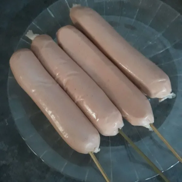 Tusuk sosis dengan tusuk sate