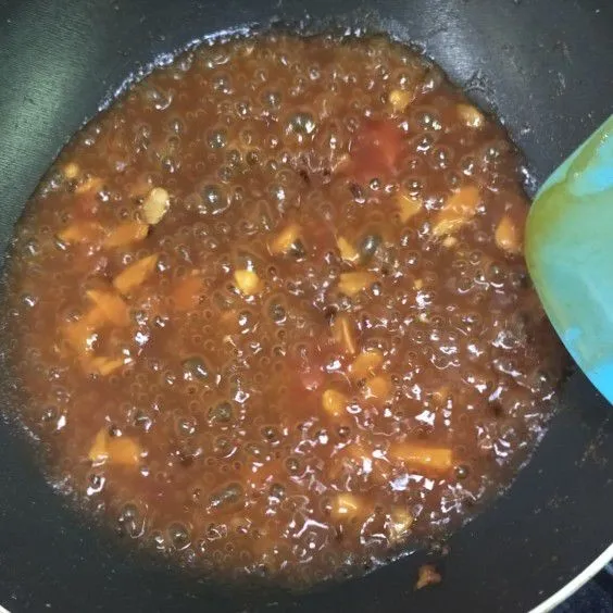 Masak bahan saus dengan panaskan minyak dan tumis bawang putih hingga harum. Masukkan saus tomat, saus sambal, cabe bubuk, gula pasir, dan air. aduk rata dan koreksi rasa.