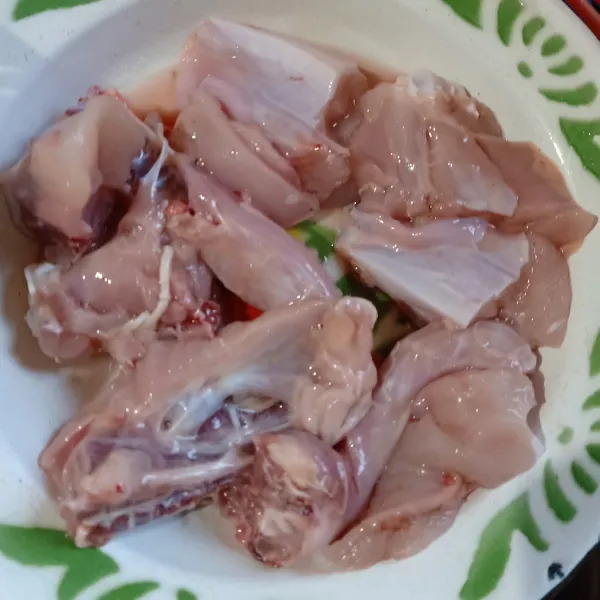 Bersihkan ayam hingga benar-benar bersih. Bumbui ayam dengan garam, merica, oregano secukupnya. Aduk rata.