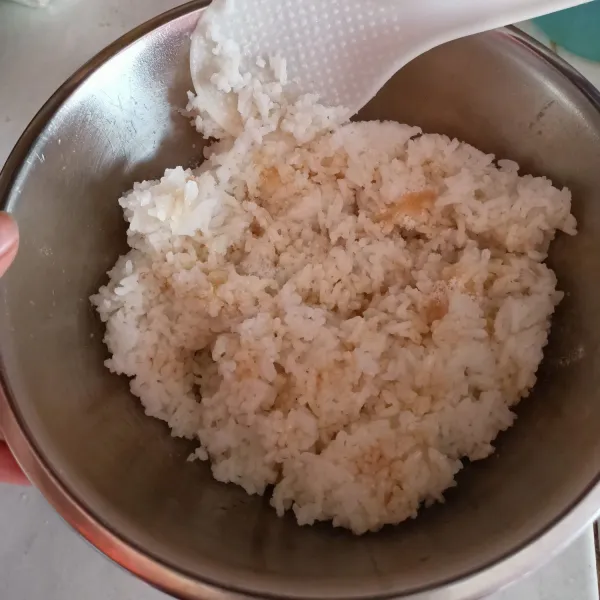 Siapkan nasi lalu beri minyak wijen dan garam. Aduk rata.