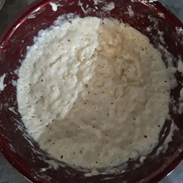 Tutup adonan dengan kain bersih selama 20 menit atau sampai adonan mengembang dua kali lipat.