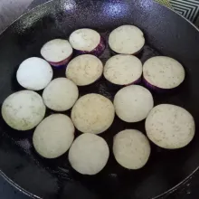 Tumis terong dengan sedikit minyak hingga layu, sisihkan.