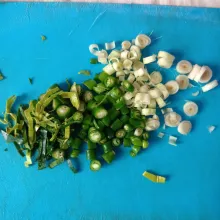 Siapkn serai, daun jeruk dan cabe hijau yang telah di potong-potong.