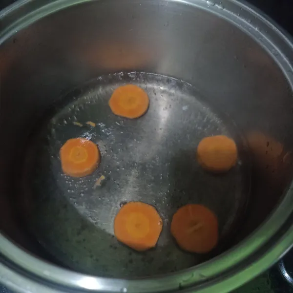 Siapkan panci lalu masukkan air, tunggu sampai mendidih lalu masukkan wortel. Rebus sampai empuk.
