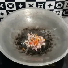 Masukkan asin cumi dan cabai rawit, masak hingga cumi matang.
