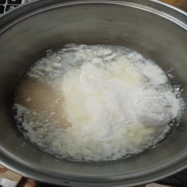 Buat vla dengan masak bahan vla sampai mendidih.