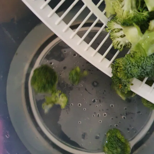 Tuang brokoli ke dalam air. Rendam selama 10-15 menit. Tiriskan, brokoli siap diolah.