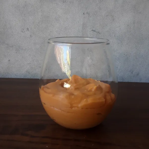 Masukkan ubi susu ke dalam gelas saji.