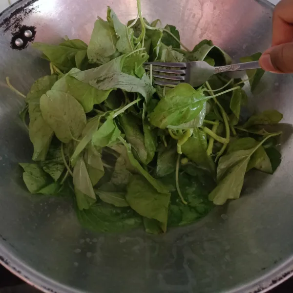 Petik bayam ambil bagian daunnya saja. Cuci bersih dan rebus. Setelah matang, angkat beri sedikit minyak wijen.