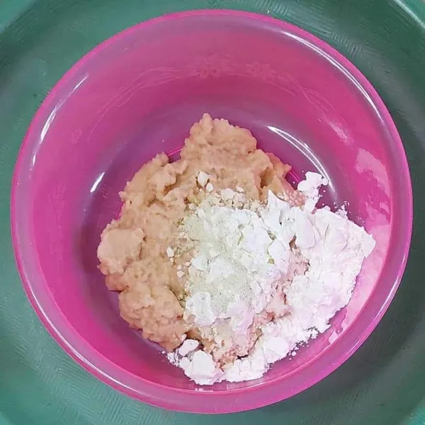 Masukkan tepung maizena,  bawang bombay halus, kaldu jamur, dan garam.