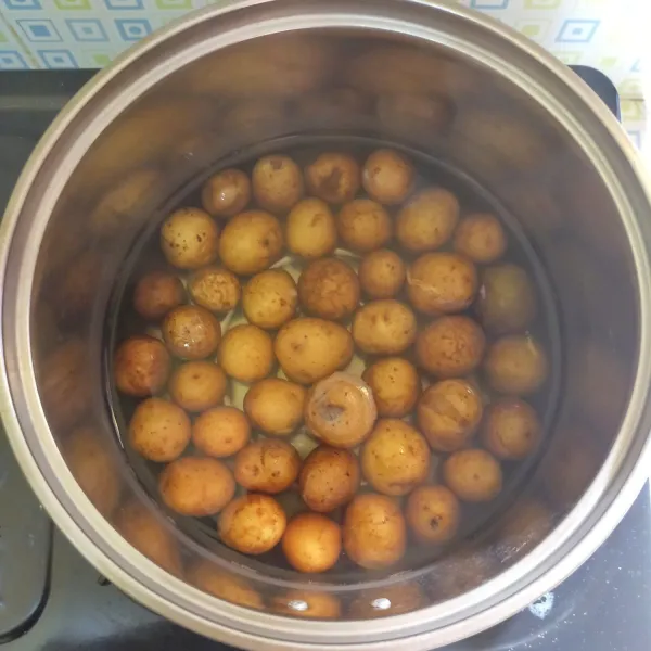 Didihkan air dan beri lada bubuk dan garam, lalu masukkan baby potato dan rebus hingga matang. Setelah matang, angkat dan tiriskan.