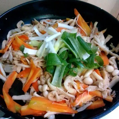 Masukkan daun bawang dan gula. Aduk rata. Masak sampai daun bawang layu. Angkat dan sajikan tumisan hangat.