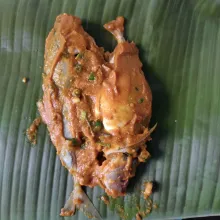 Setelah meresap, tata ikan pada daun pisang lalu balut sisi kiri dan kanannya.
