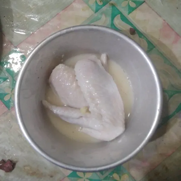 Ambil 2 sdm bahan campuran tepung lalu beri 10 sdm air. Celupkan ayam sambil diratakan diseluruh sisinya.
