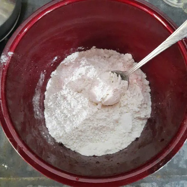 Siapkan tepung terigu