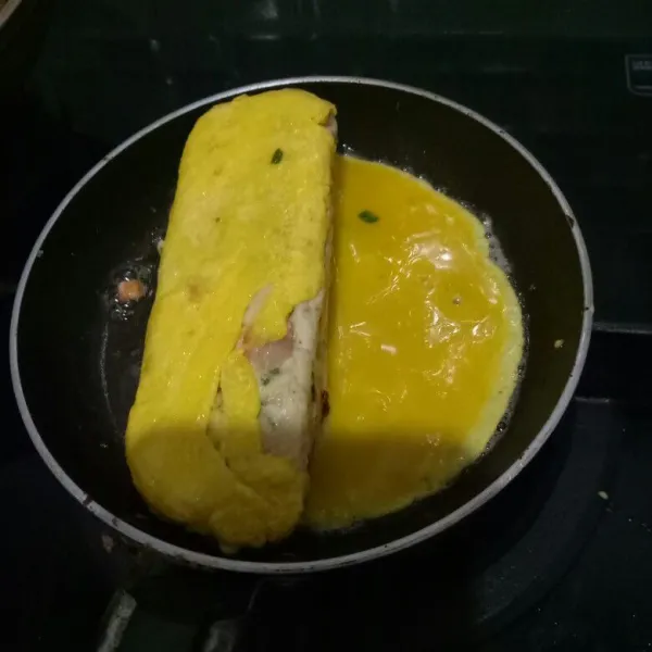 Lanjutkan kuning telur ke semua sisi hingga menutupi putih telur. Masak sampai matang. Matangkan seluruh sisi dan angkat. Potog Gyeran-mari sesuai selera dan siap disajikan.