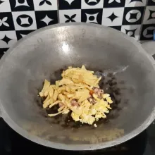 Masukkan kentang dan telur orak-arik. Aduk rata.