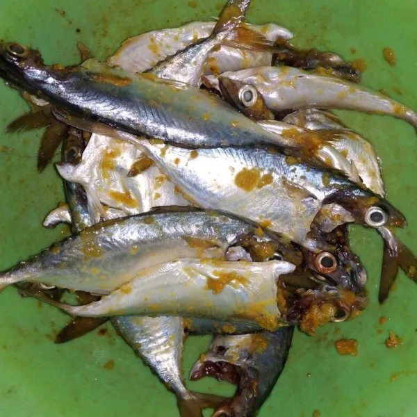 Lumuri ikan dengan bumbu halus, garam, kaldu bubuk dan ketumbar bubuk sampai rata. Diamkan 30 menit atau sampai bumbu meresap.